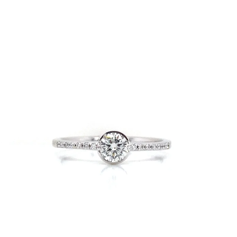 Ladies minimalist silver twist ring -Stackable Ring with Round Diamond Center and Pavé in 18K White Gold